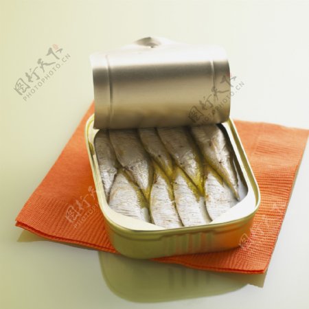 餐巾纸上的鱼罐头图片