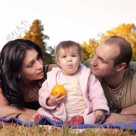 拿着橙子的一家人图片