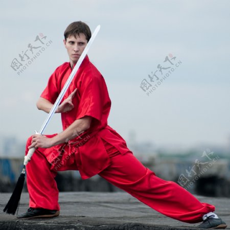 练剑的男人图片