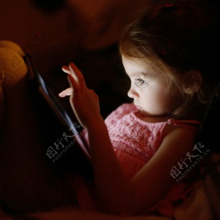 在床上玩电脑的小女孩图片