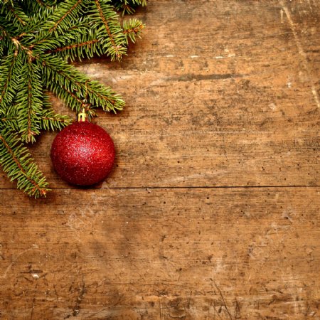 木板上的圣诞球与松枝图片