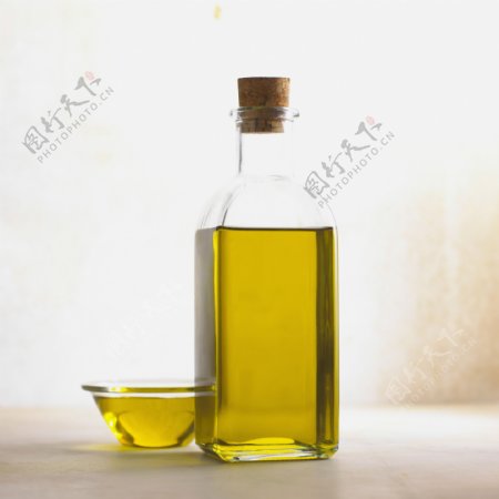 食用瓶装橄榄油图片