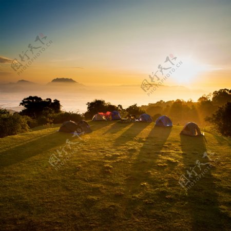 夕阳下草地上的帐篷图片