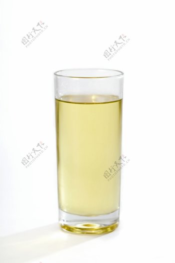 玻璃杯装食用油图片