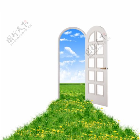 打开的门与草地风景图片