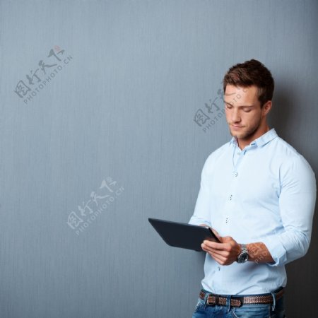 拿平板电脑上网的男人图片