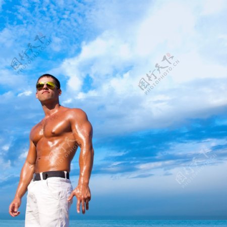 海边的健壮肌肉男图片