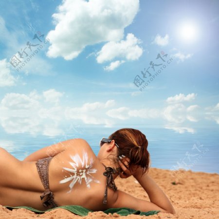 日光浴的性感美女图片