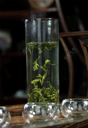 玻璃杯绿茶图片