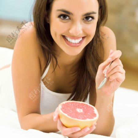 吃橙子的女人图片