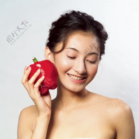红辣椒与健康美女图片