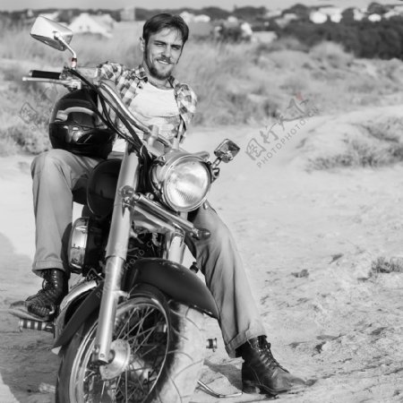 骑摩托车的外国男子图片
