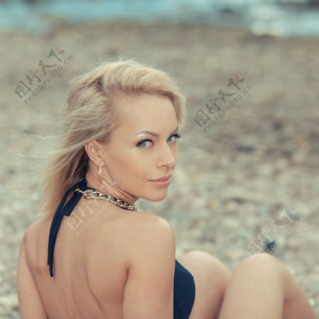 坐在沙滩上的性感美女图片