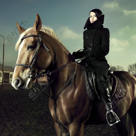骑马的时尚美女图片