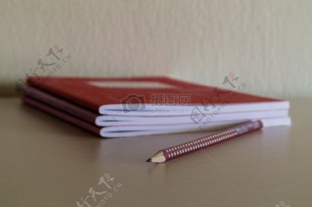 铅笔旁边的笔记本