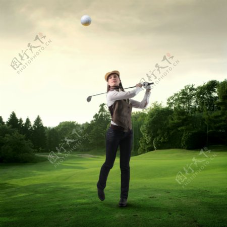 打高尔夫的美女图片