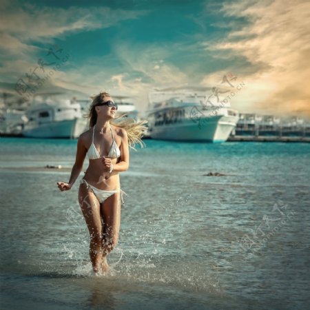 海滩奔跑的泳装美女图片