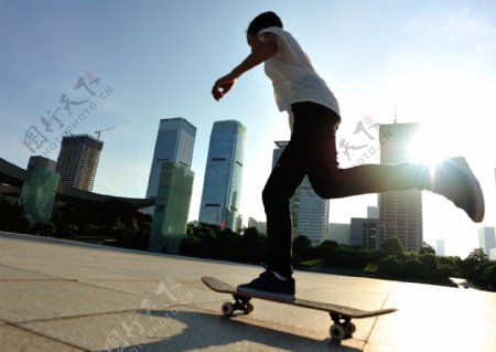 广场上玩滑板的青年