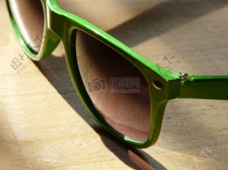 一个绿框的太阳眼镜