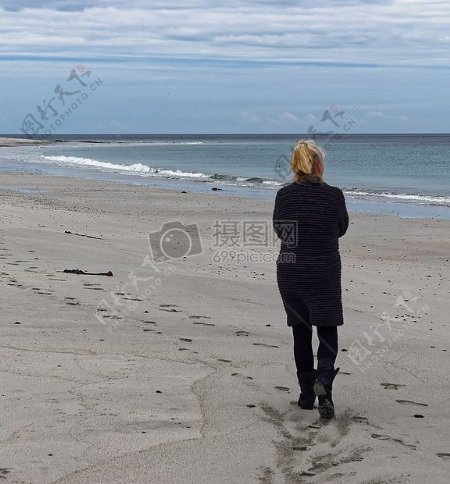 女子走海滩单沙海水宁静女人走路女性人