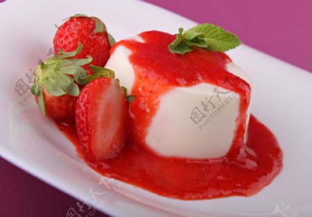 红色的草莓蛋糕图片