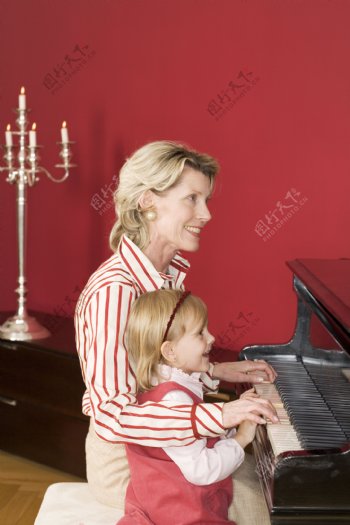 弹钢琴的小女孩图片