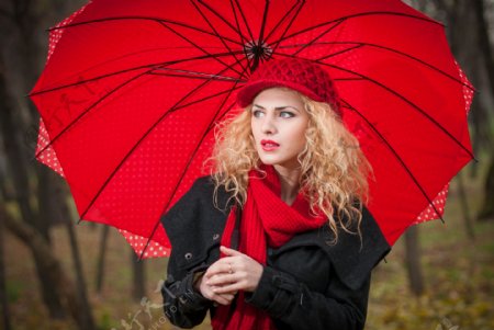 打红色雨伞的女人图片