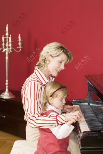 弹钢琴的人物图片