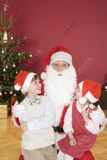 圣诞老人与儿童摄影图片