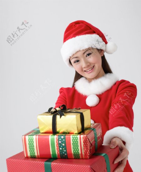 拿着礼物盒的圣诞女孩图片