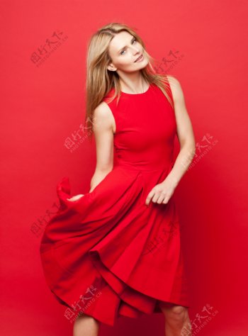 穿红裙的漂亮美女图片