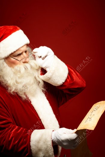 读新年海报的圣诞老人图片