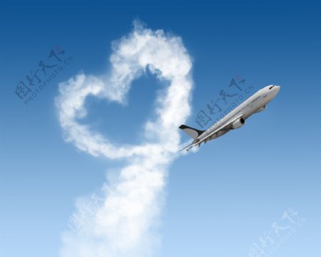 爱心云朵与飞机图片