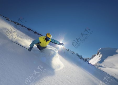 滑雪的男性运动员图片