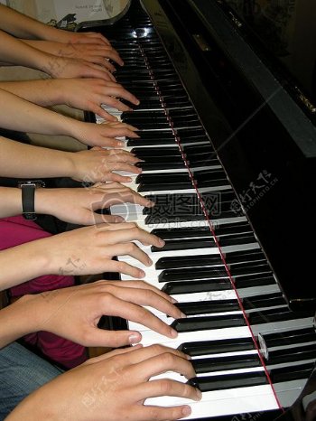 钢琴上的手指