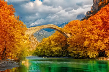 秋天拱桥枫树林风景图片