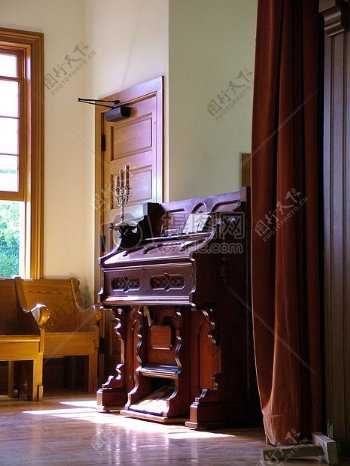 古老的木头钢琴