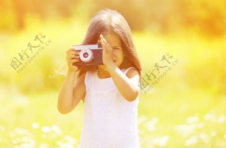 小孩拿相机的唯美图图片