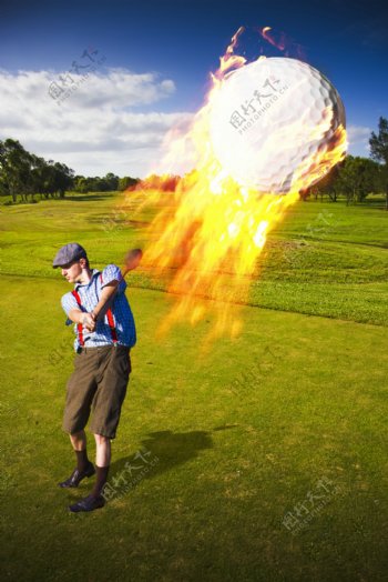 打高尔夫球的外国男士图片