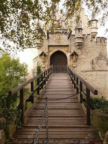 通向城堡的桥梁