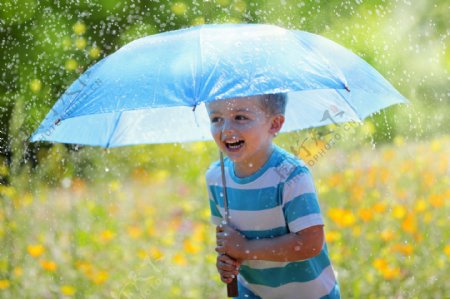 在雨中撑着伞的小男孩图片