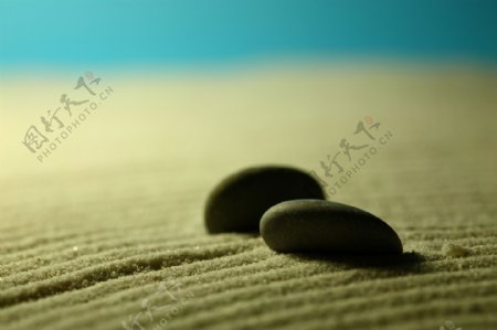 绿色沙纹的两个石头图片