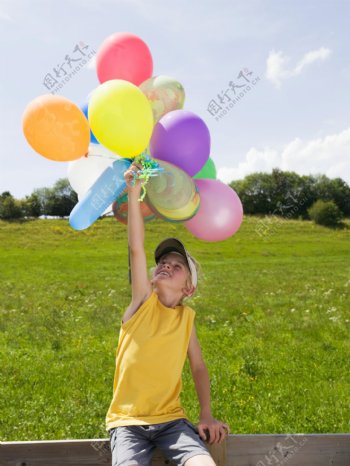 手举气球的男孩图片