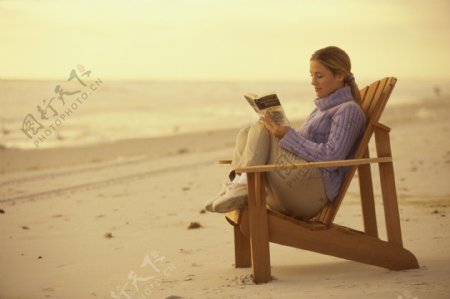 沙滩上看书的外国美女图片