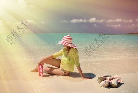 沙滩上的女人和海螺图片
