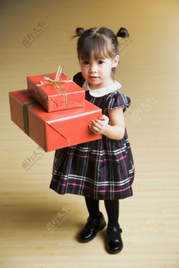 抱着礼物的小女孩图片