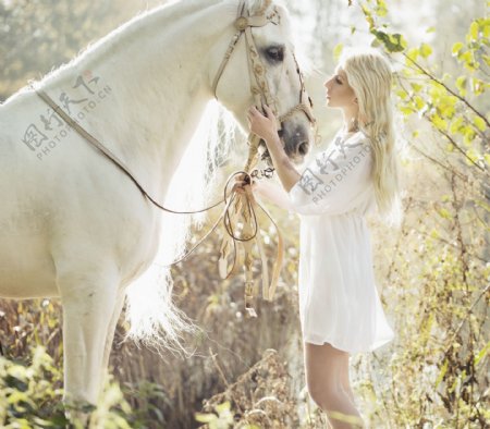 骑白马的性感美女图片