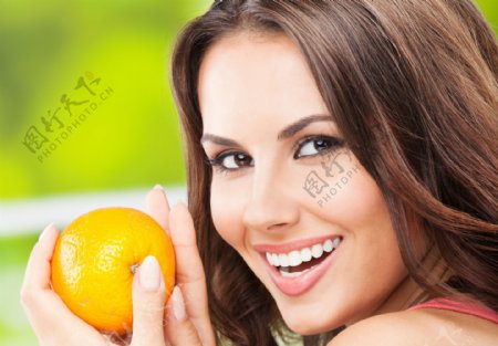拿着橙子的美女图片