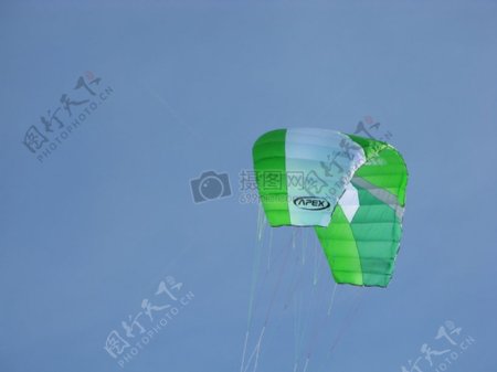 蓝天下的降落伞