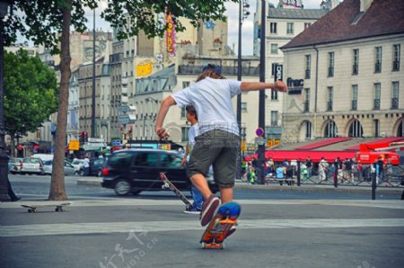街道上的滑板运动
